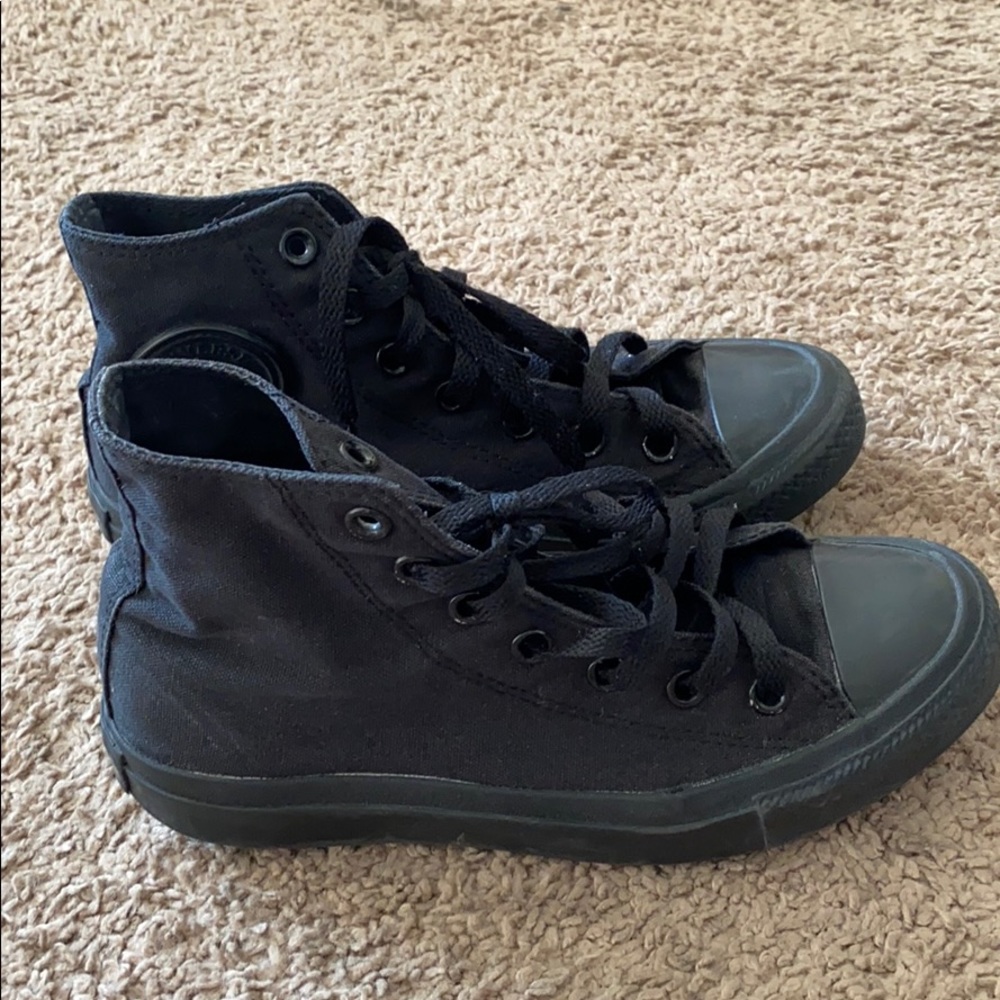 High-cut All Black Converse